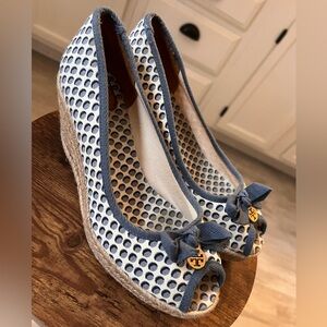 TORY BURCH JACKIE ESPADRILLE PEEP TOE WEDGE SANDALS ✨